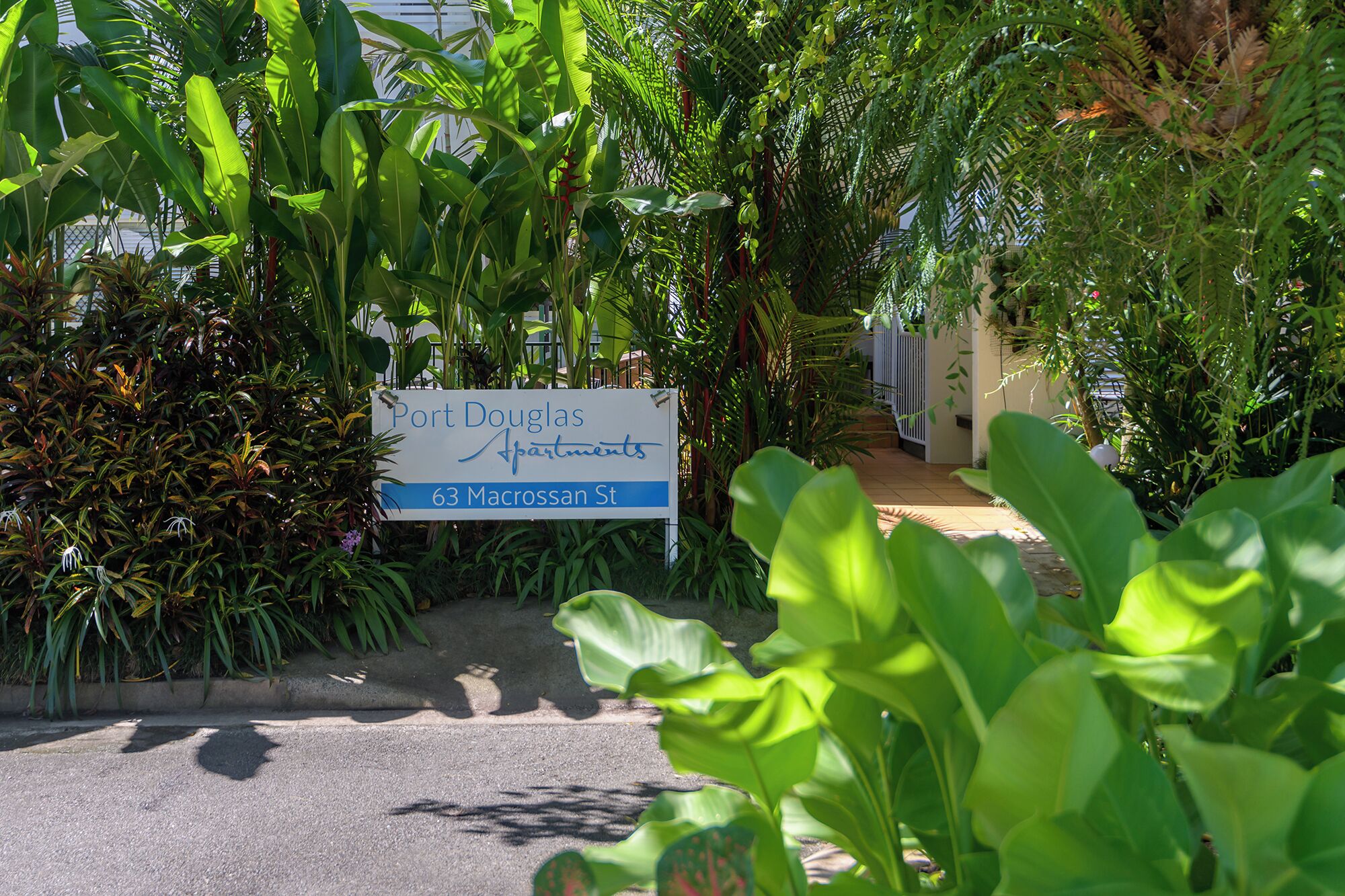 Placa de Port Douglas Apartments, na Rua Macrossan, 63.