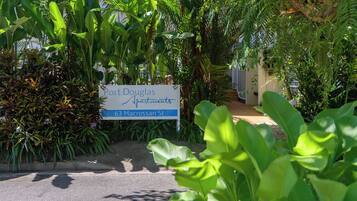 Placa de Port Douglas Apartments, na Rua Macrossan, 63.