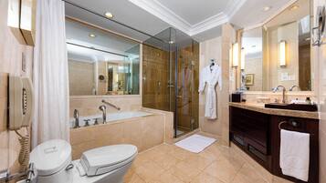 Ensemble douche/baignoire, articles de toilette gratuits, sĂšche-cheveux