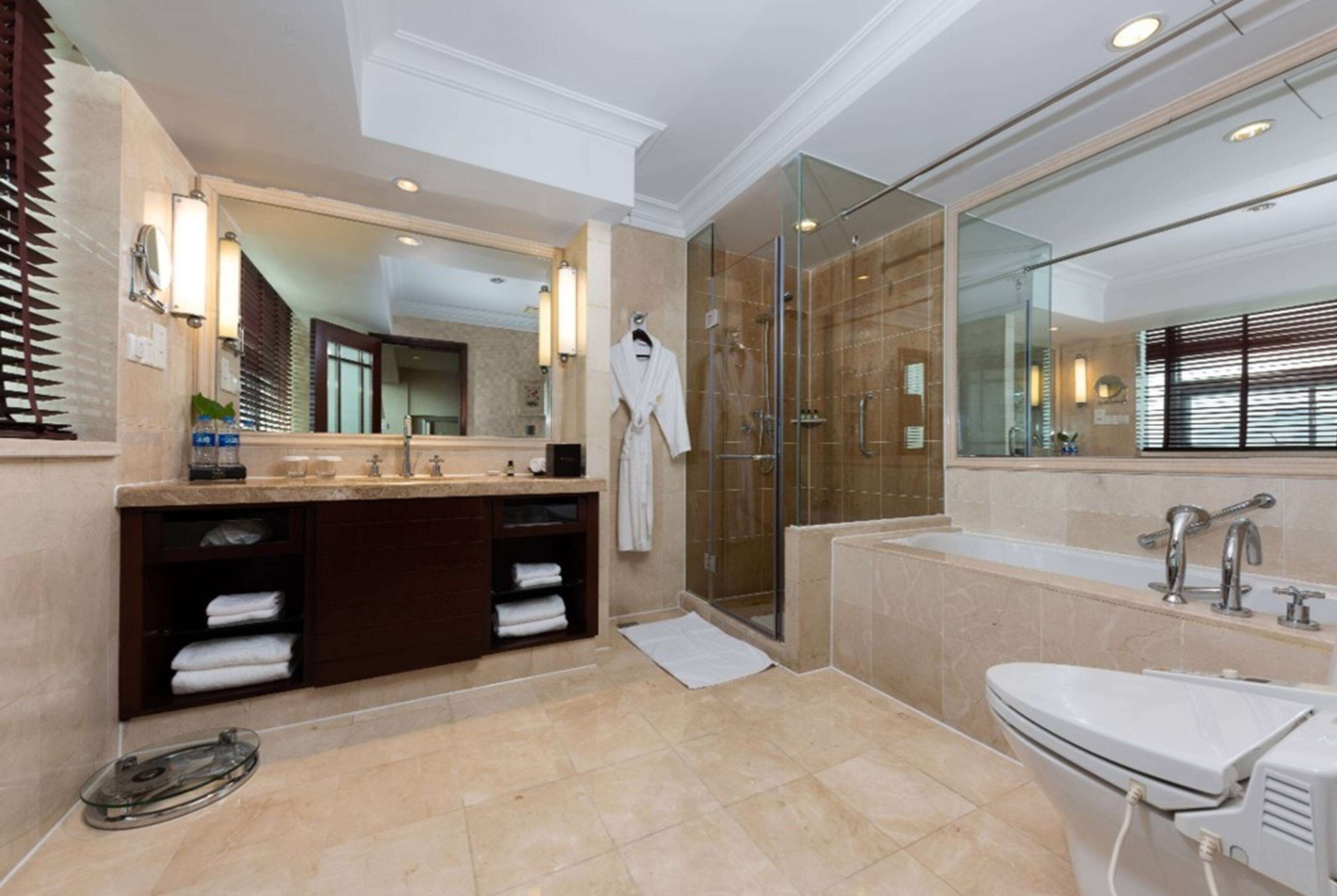 suite, 1 king bed, smoking | bathroom | combined shower/bathtub, free toiletries, hair dryer, towels