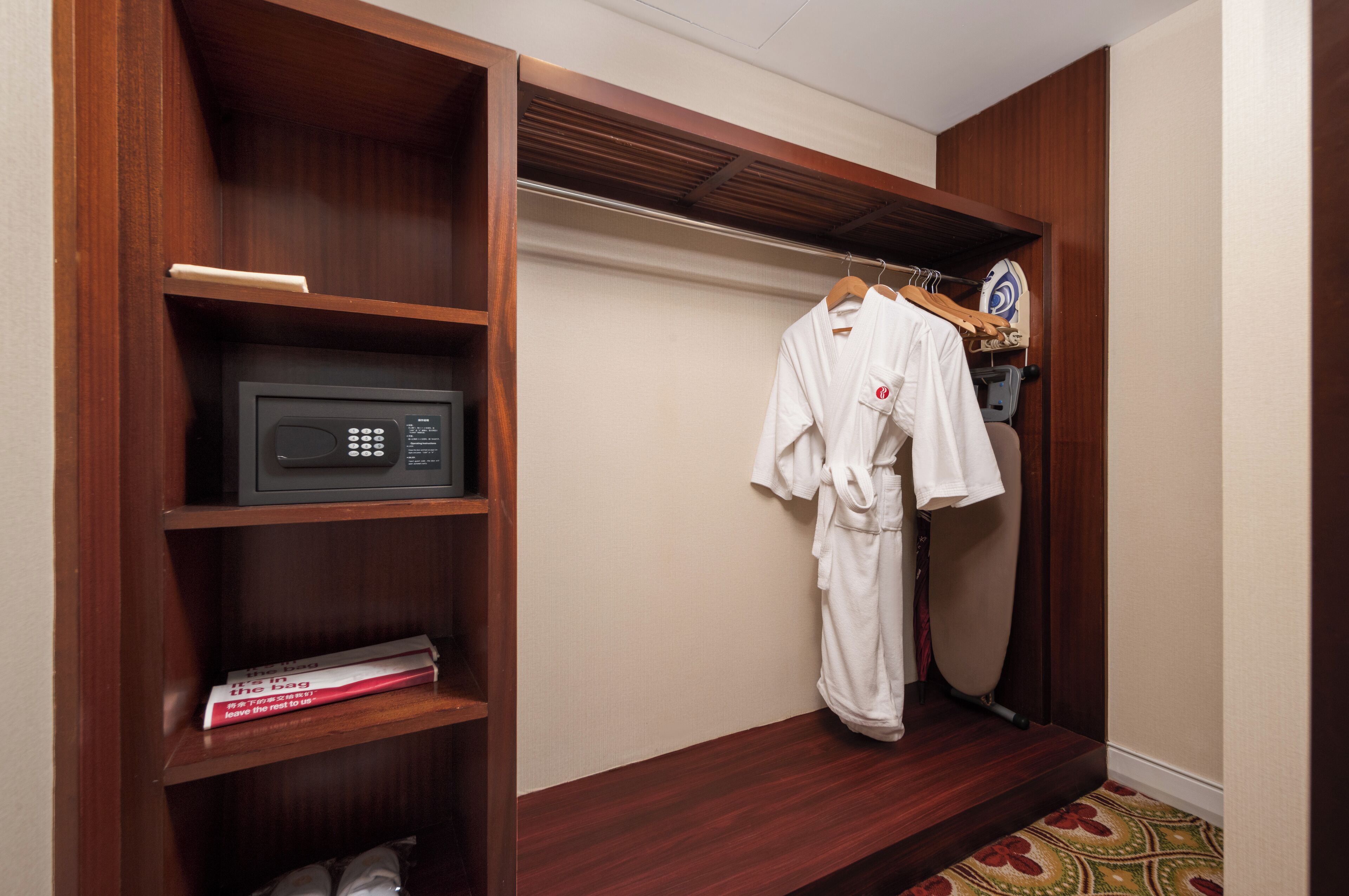 deluxe twin beds room | minibar, in-room safe, desk, soundproofing
