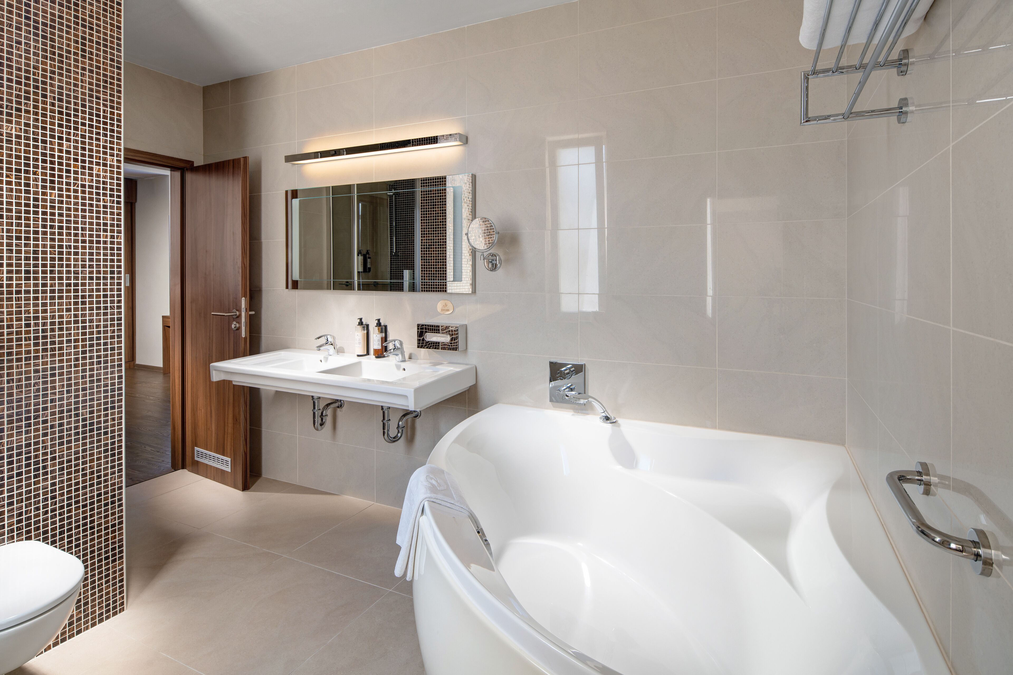 suite, 1 double bed | bathroom | combined shower/bathtub, free toiletries, hair dryer, towels