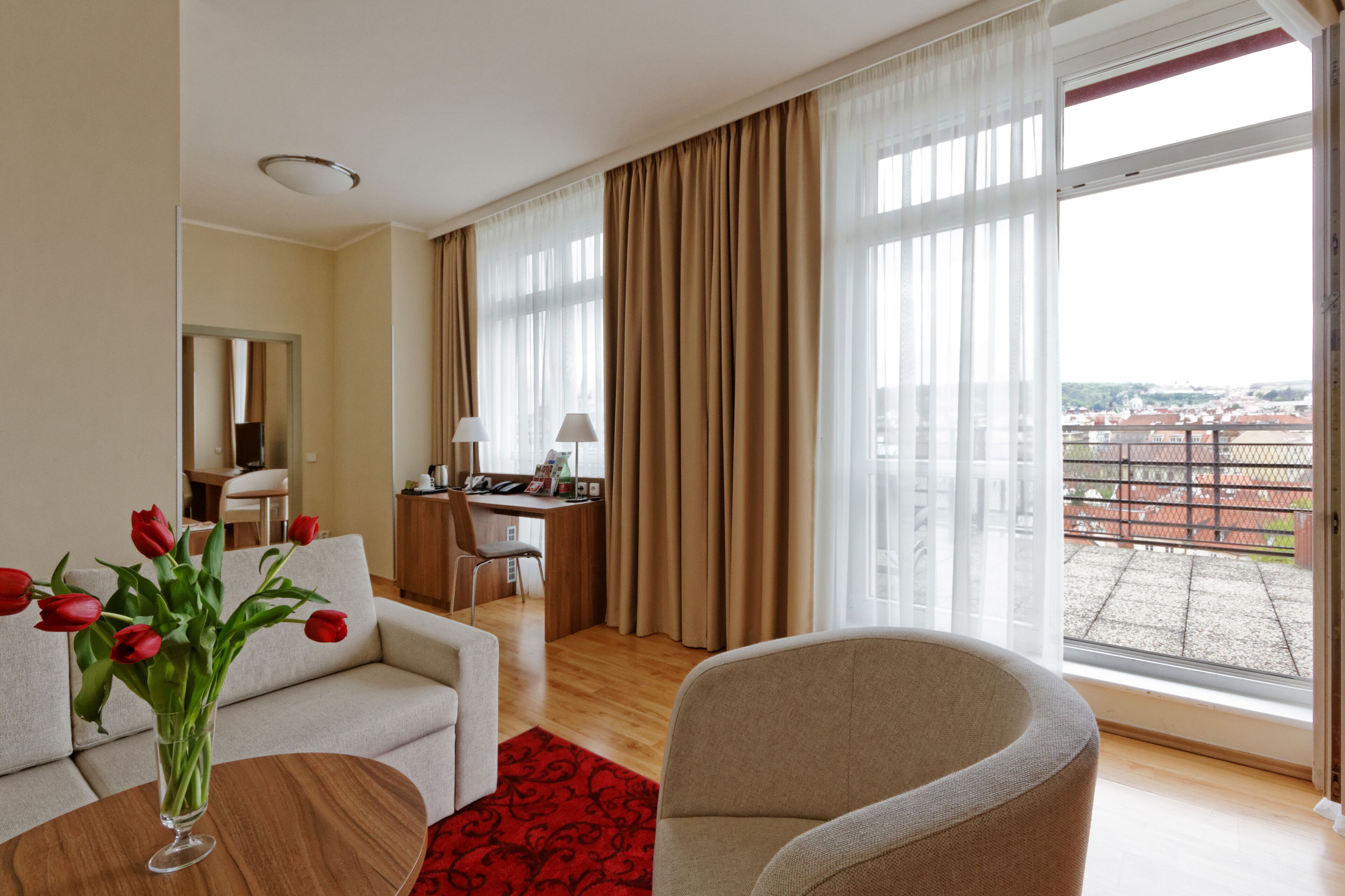 suite, 1 double bed | minibar, in-room safe, desk, blackout curtains