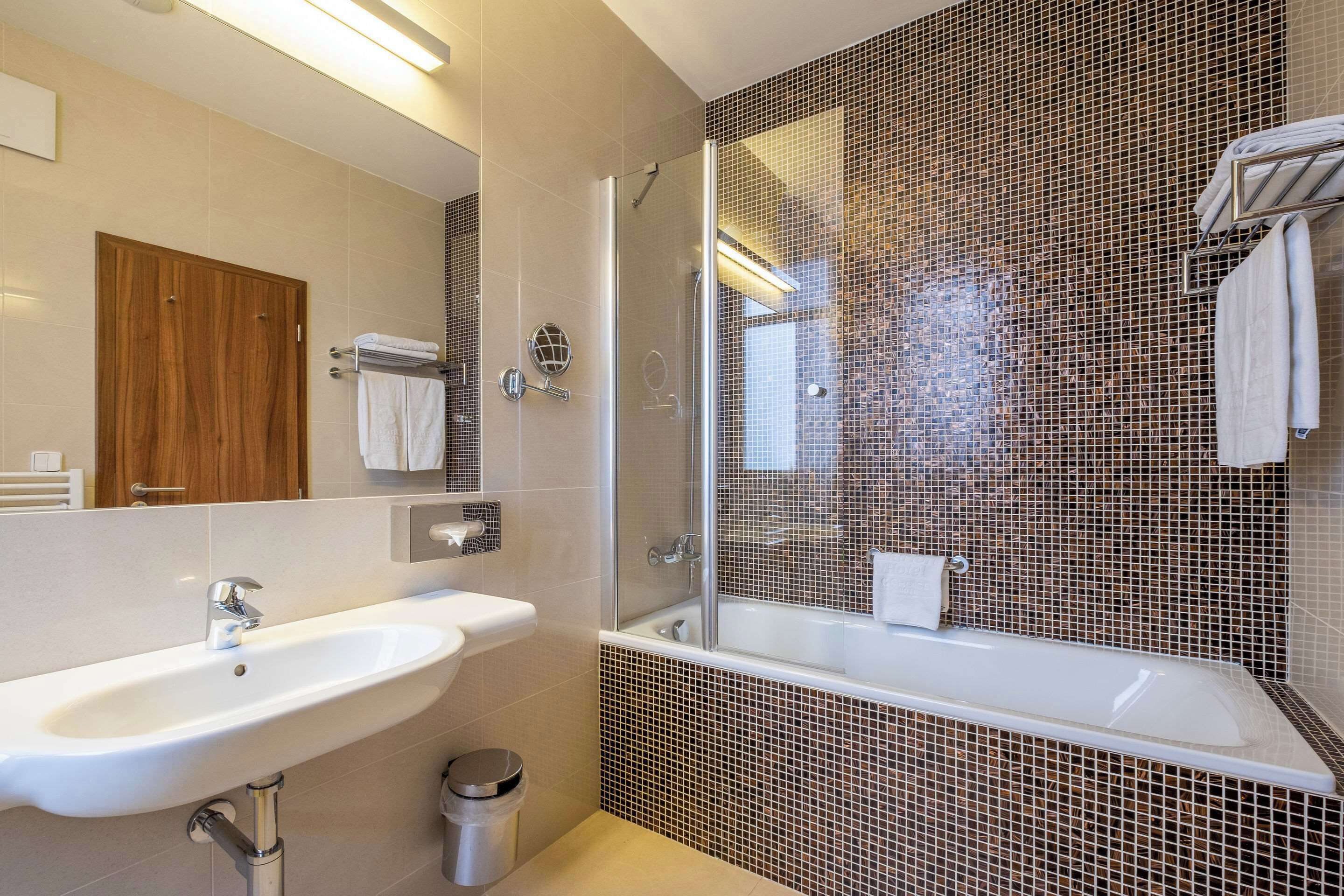 suite, 1 double bed | minibar, in-room safe, desk, blackout curtains