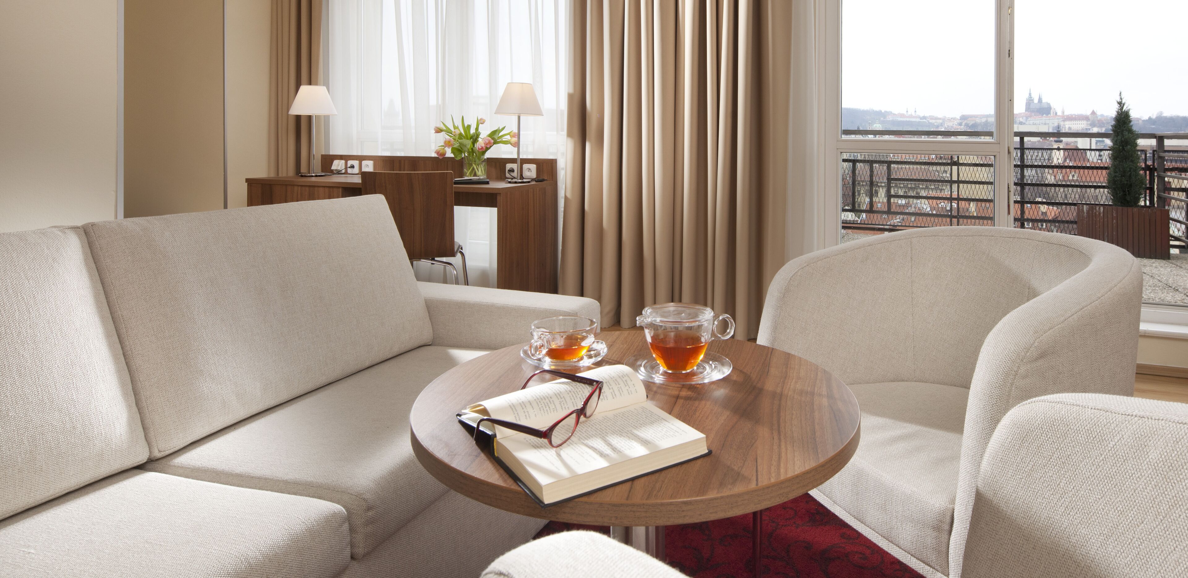 suite, 1 double bed | minibar, in-room safe, desk, blackout curtains