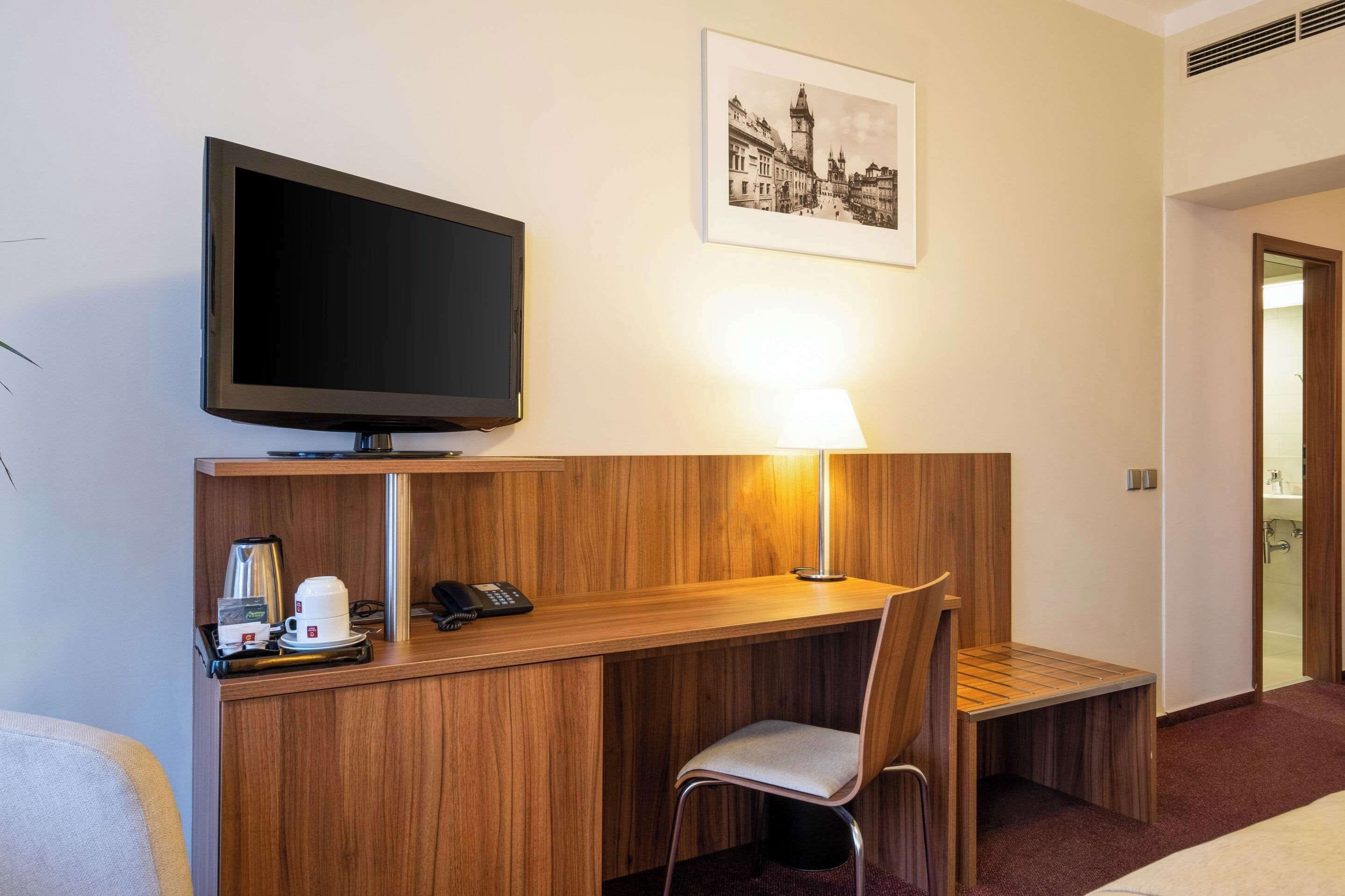 superior room, 1 double bed, non smoking | minibar, in-room safe, desk, blackout curtains