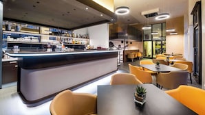 Un restaurante moderno con barra, asientos y vistas a la ciudad.