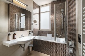 Combined shower/tub, free toiletries, hair dryer, towels - Clarion Hotel Prague Old Town (Prague)