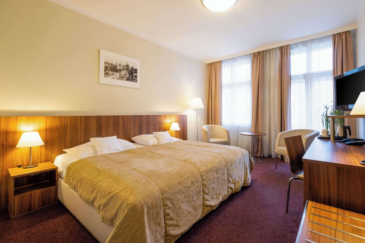 Superior Room, 1 Double Bed, Non Smoking | Minibar, in-room safe, desk, blackout curtains