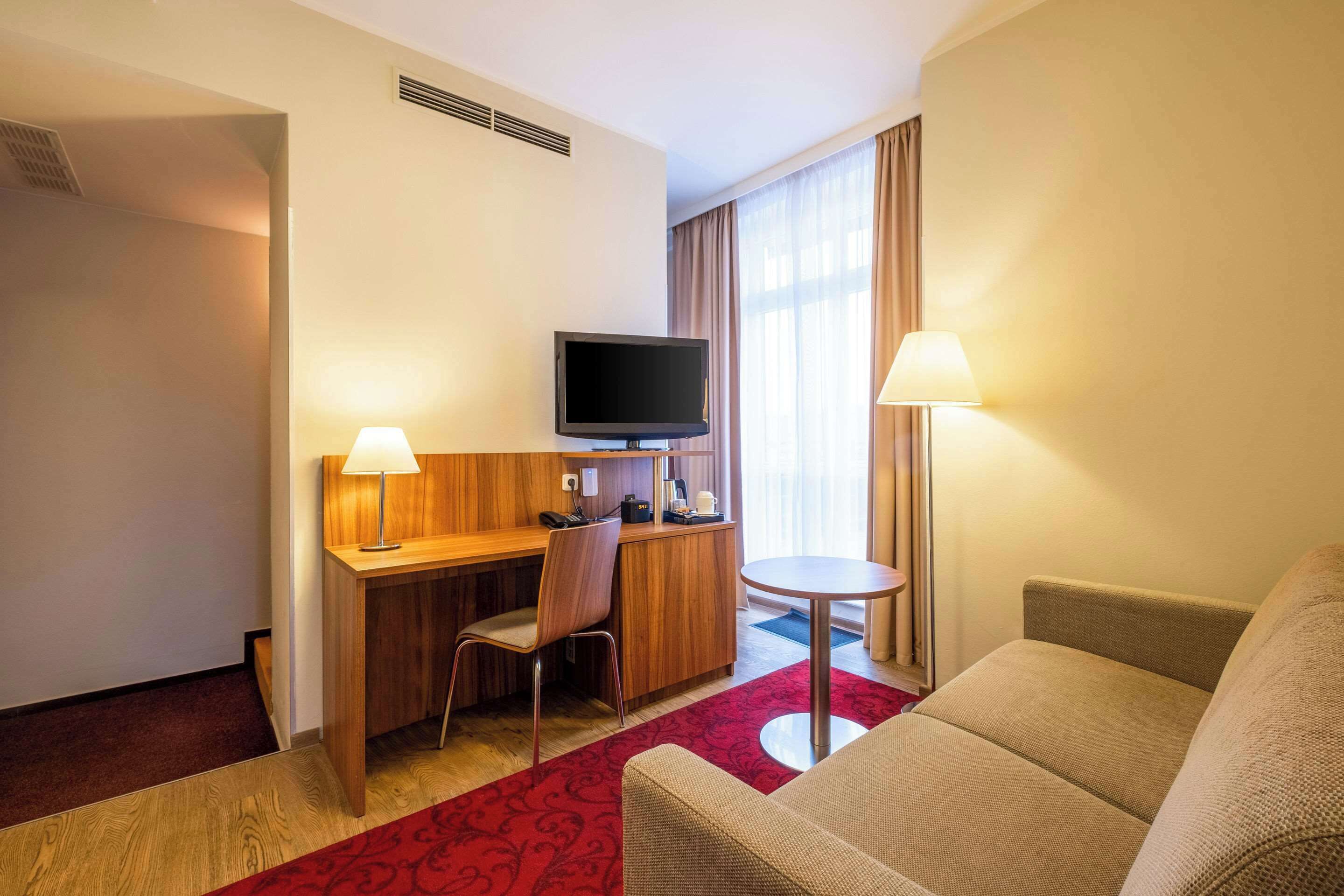 suite, 1 double bed | minibar, in-room safe, desk, blackout curtains