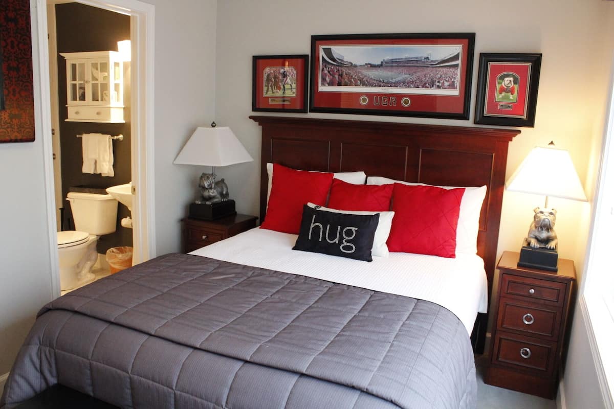 suite, 1 bedroom | 1 bedroom, individually decorated, individually furnished