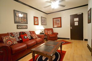 1 bedroom, individually decorated, individually furnished - Georgia Gameday Center (Athens)