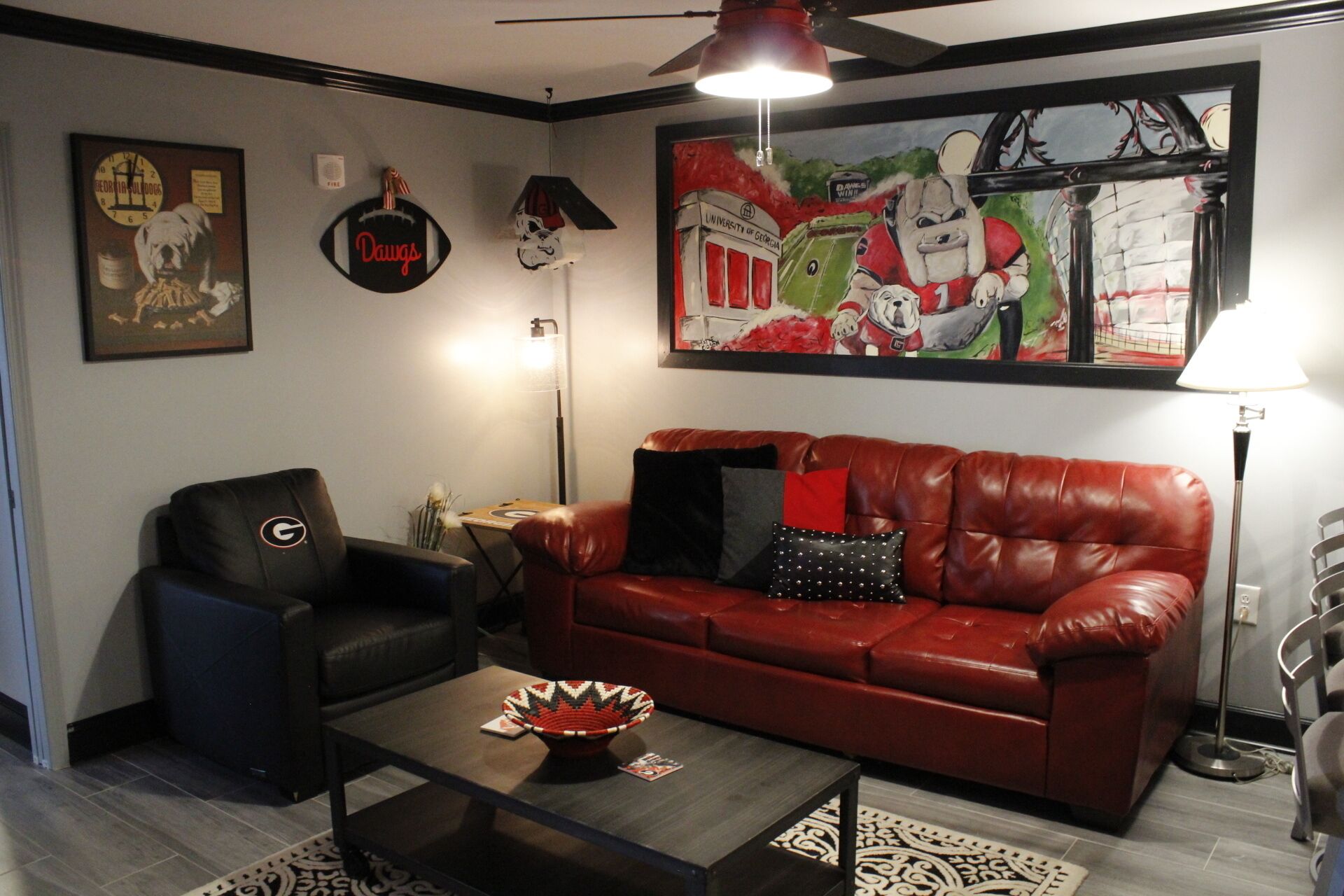 suite, 2 bedrooms | living room | 28-inch tv with satellite channels