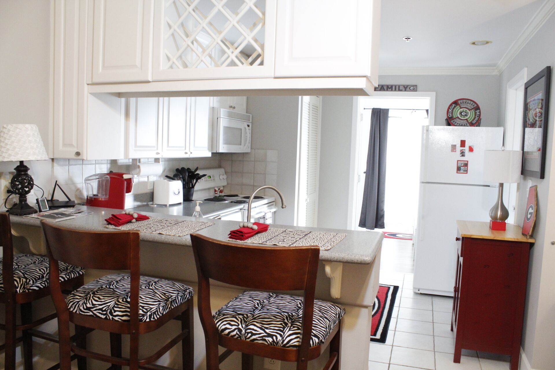 suite, 1 bedroom | private kitchen | full-sized fridge, microwave, oven, stovetop