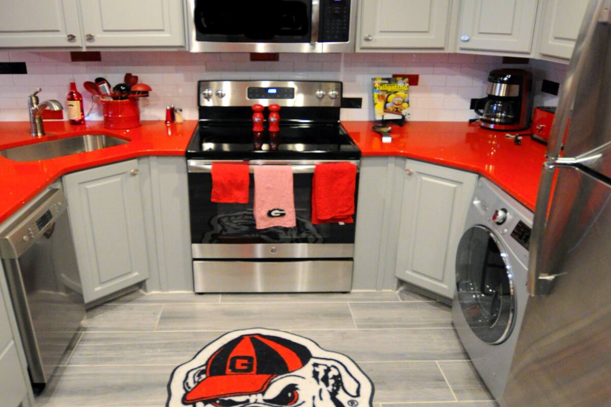 suite, 2 bedrooms | private kitchen | full-sized fridge, microwave, oven, stovetop