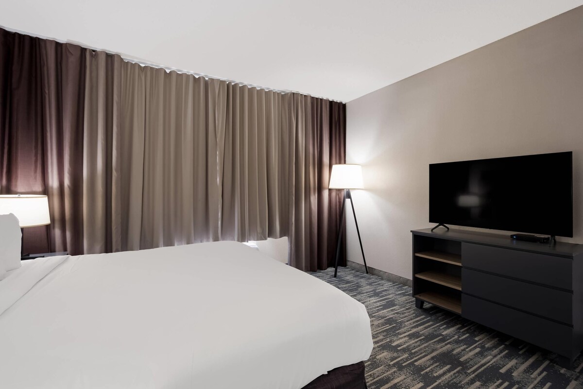 Premium Room, 1 King Bed with Sofa bed, Non Smoking | Premium bedding, down comforters, desk, laptop workspace
