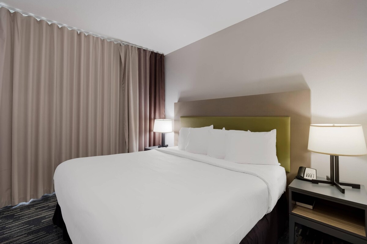 Suite, 1 Bedroom, Non Smoking | Premium bedding, down duvets, desk, laptop workspace