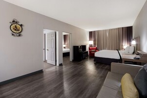 高档床上用品、羽绒被、办公桌、笔记本电脑工作区