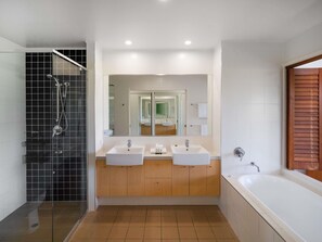 3 Bedroom Apartment | Baño | Secadora de cabello y toallas 
