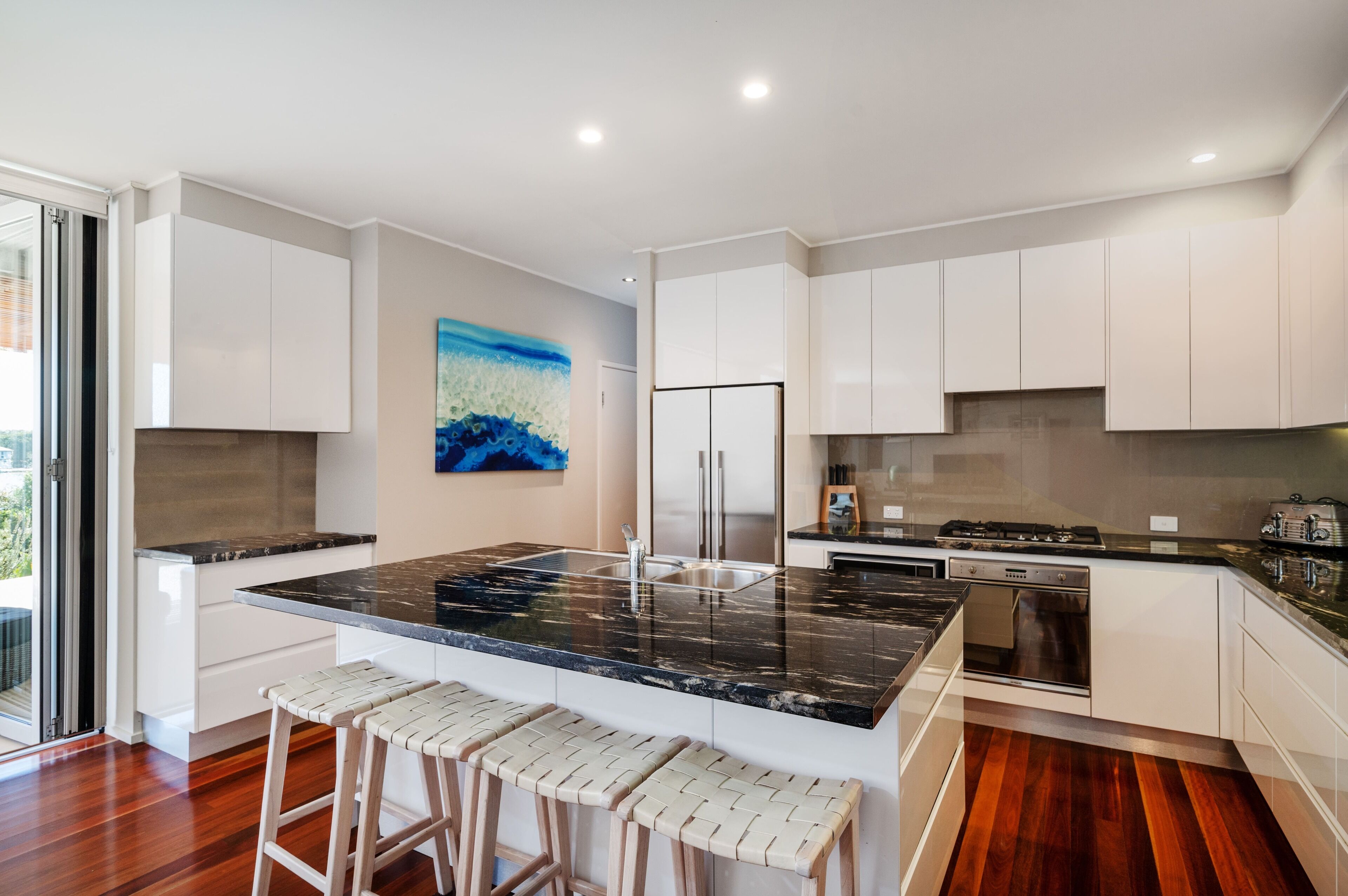 Full-sized fridge, microwave, oven, stovetop