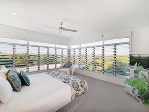 3 Bedroom Beach House | Individuelt dekorert, individuelt innredet og strykejern/-brett
