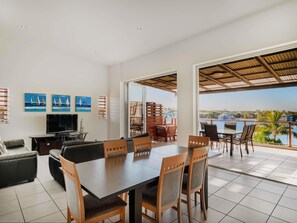 3 Bedroom Lagoon View Apartment | Individuelt dekorert, individuelt innredet og strykejern/-brett