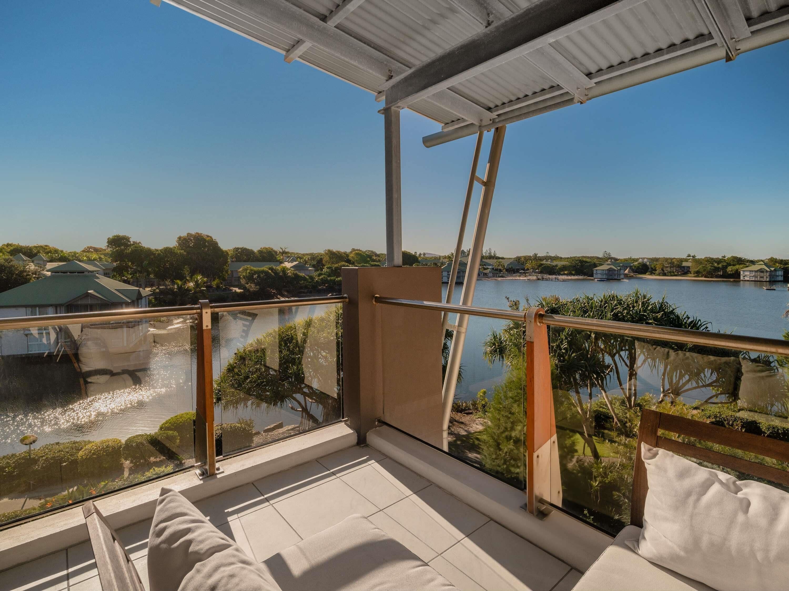 3 Bedroom Lagoon View Apartment | Decoración personalizada y muebles diferentes 