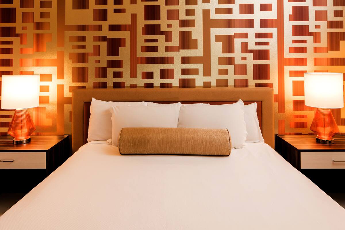 resort opulence king | blackout curtains, free cots/infant beds, rollaway beds, free wifi