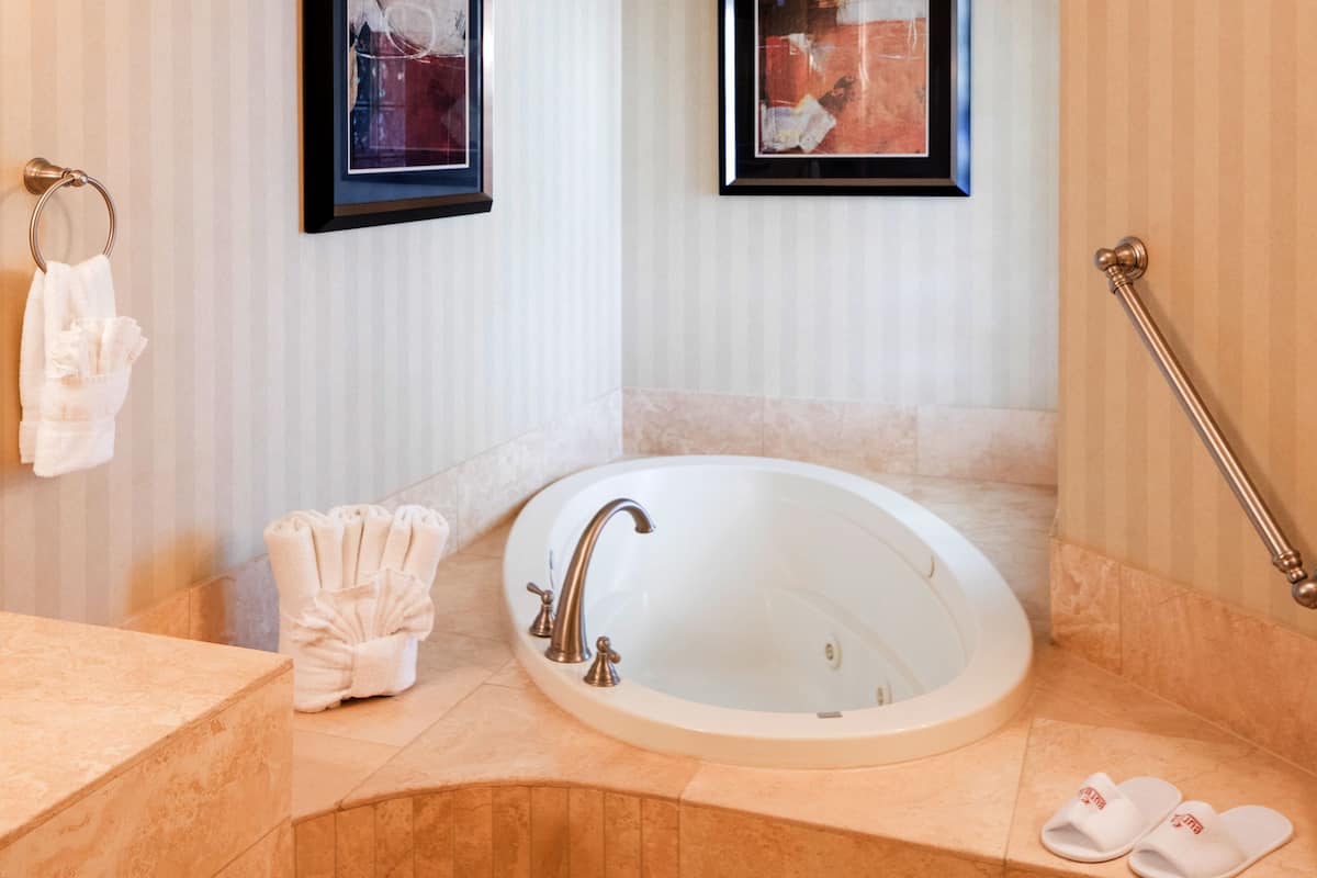 paramount suite | deep-soaking bathtub