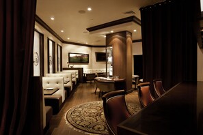 3 restaurants; breakfast, lunch and dinner served 
