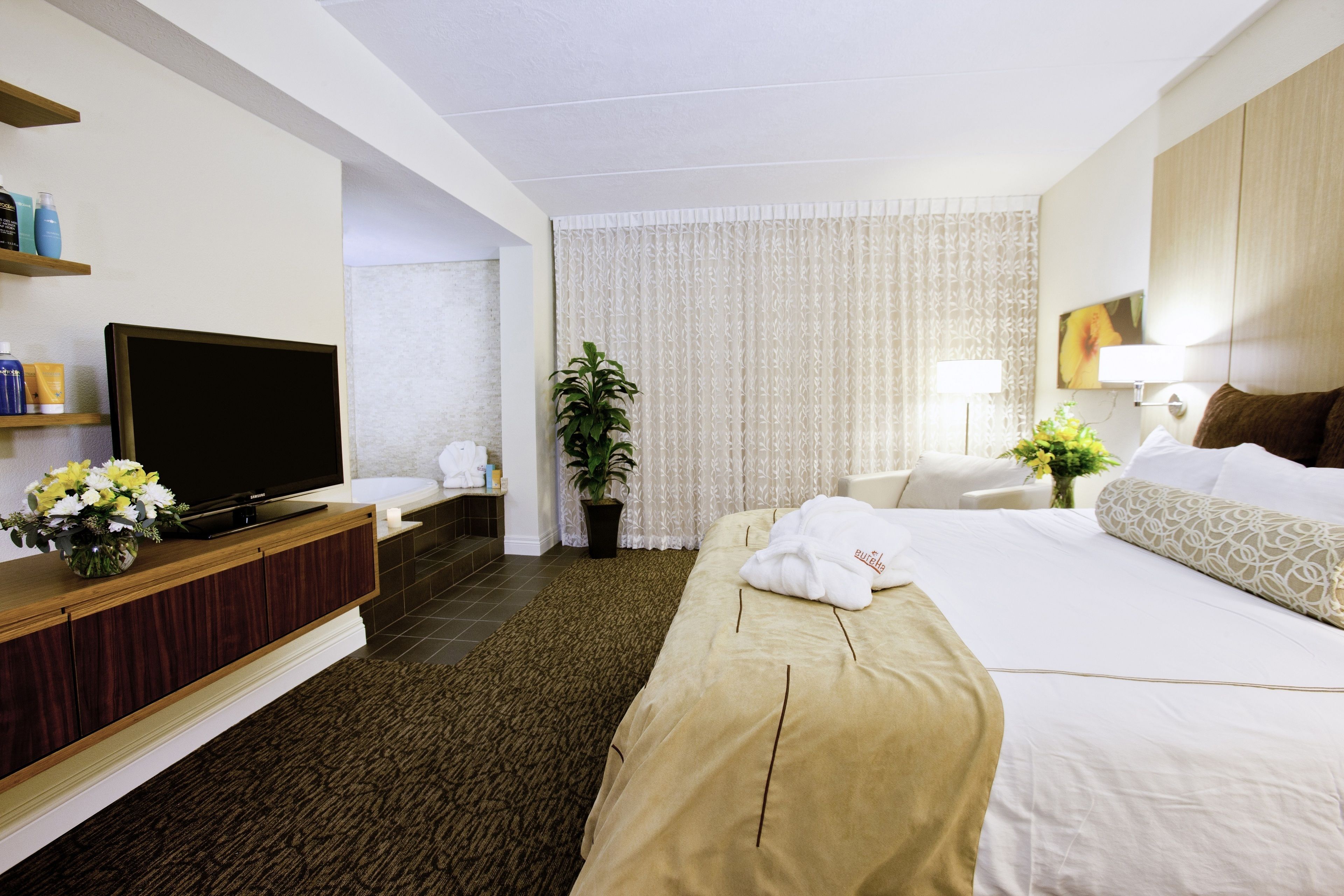 enclave king spa suite | blackout curtains, free cots/infant beds, rollaway beds, free wifi