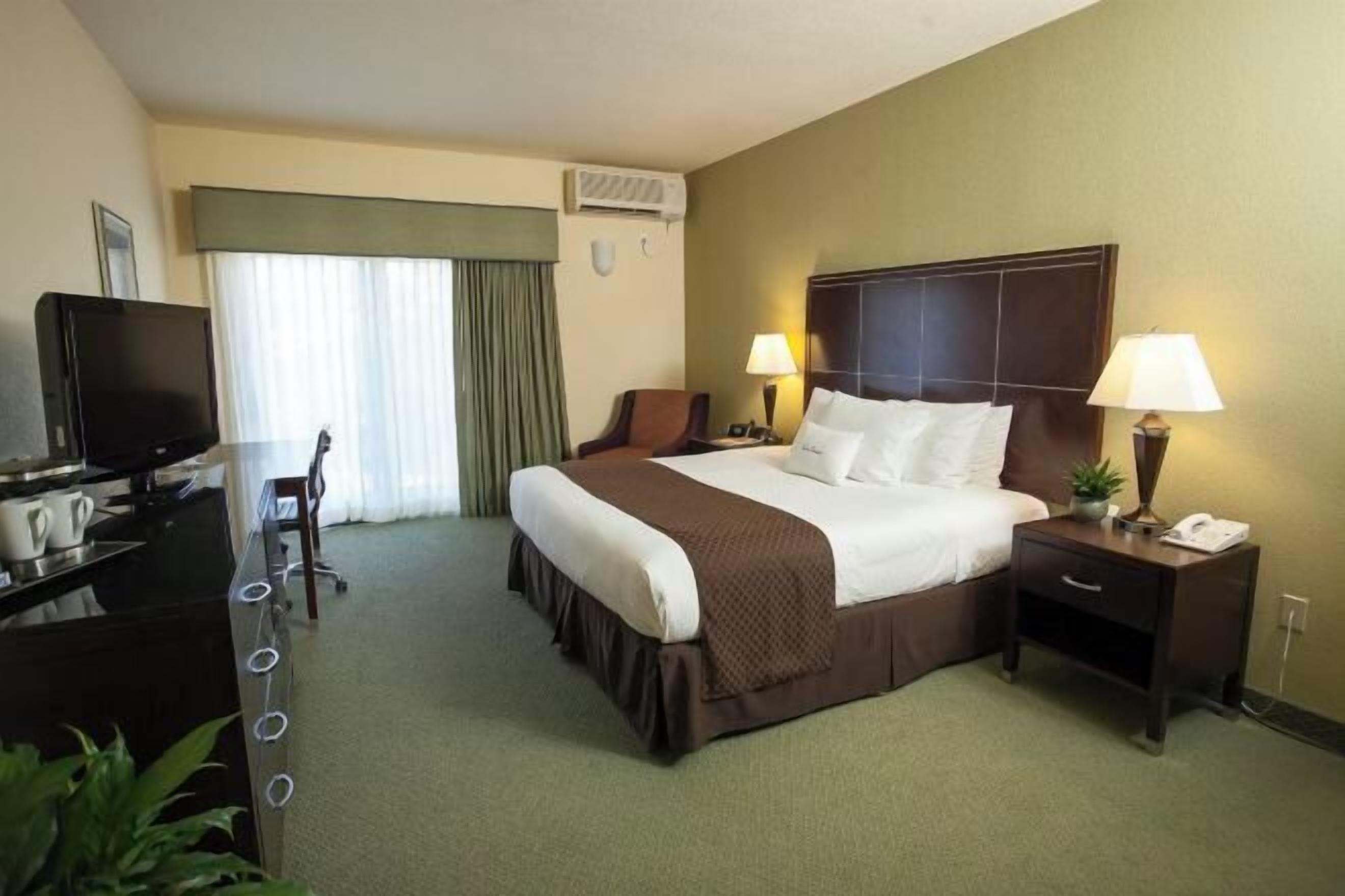 Bộ đồ giường cao cấp, chăn bông, két bảo mật tại phòng, bàn 