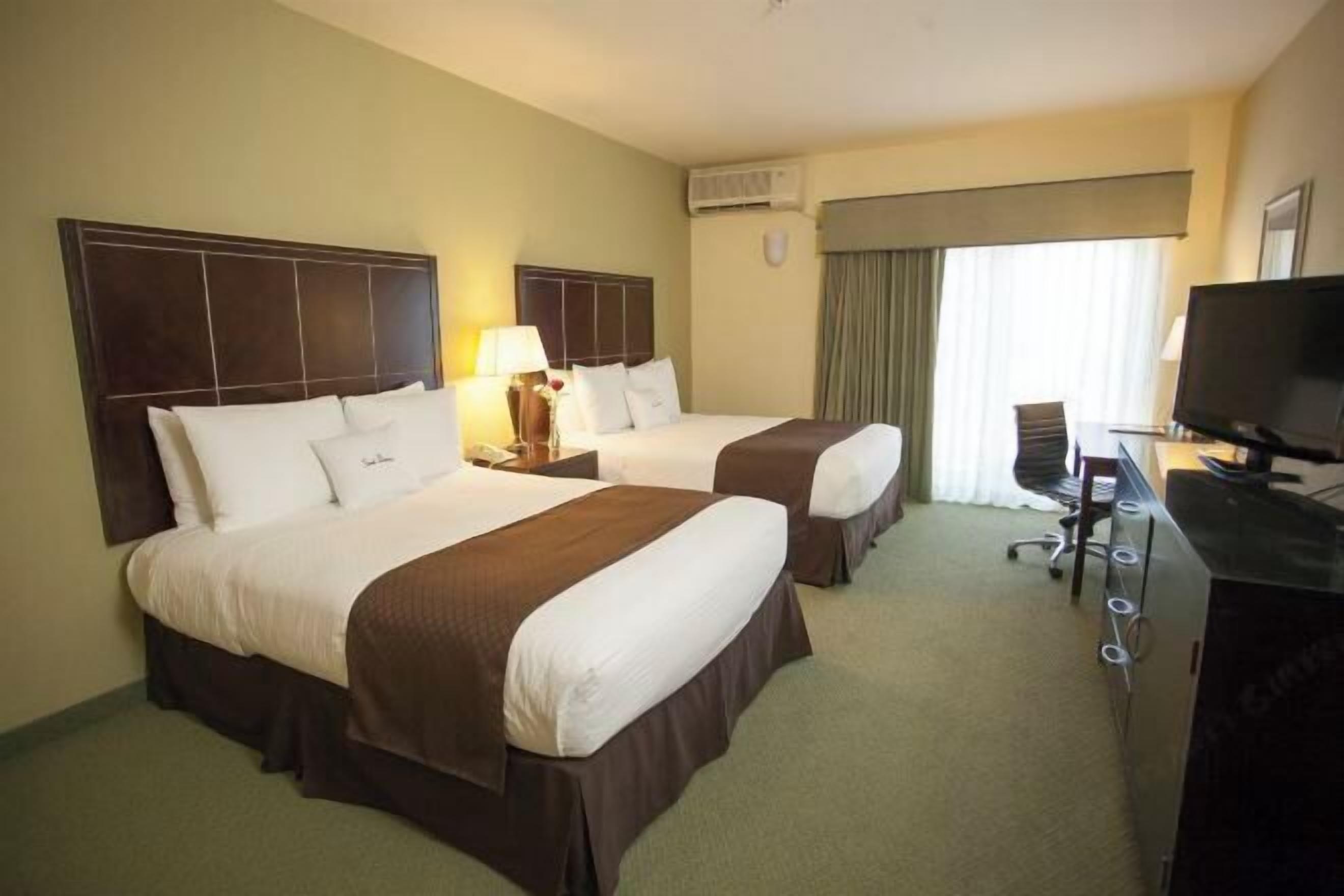 Bộ đồ giường cao cấp, chăn bông, két bảo mật tại phòng, bàn 