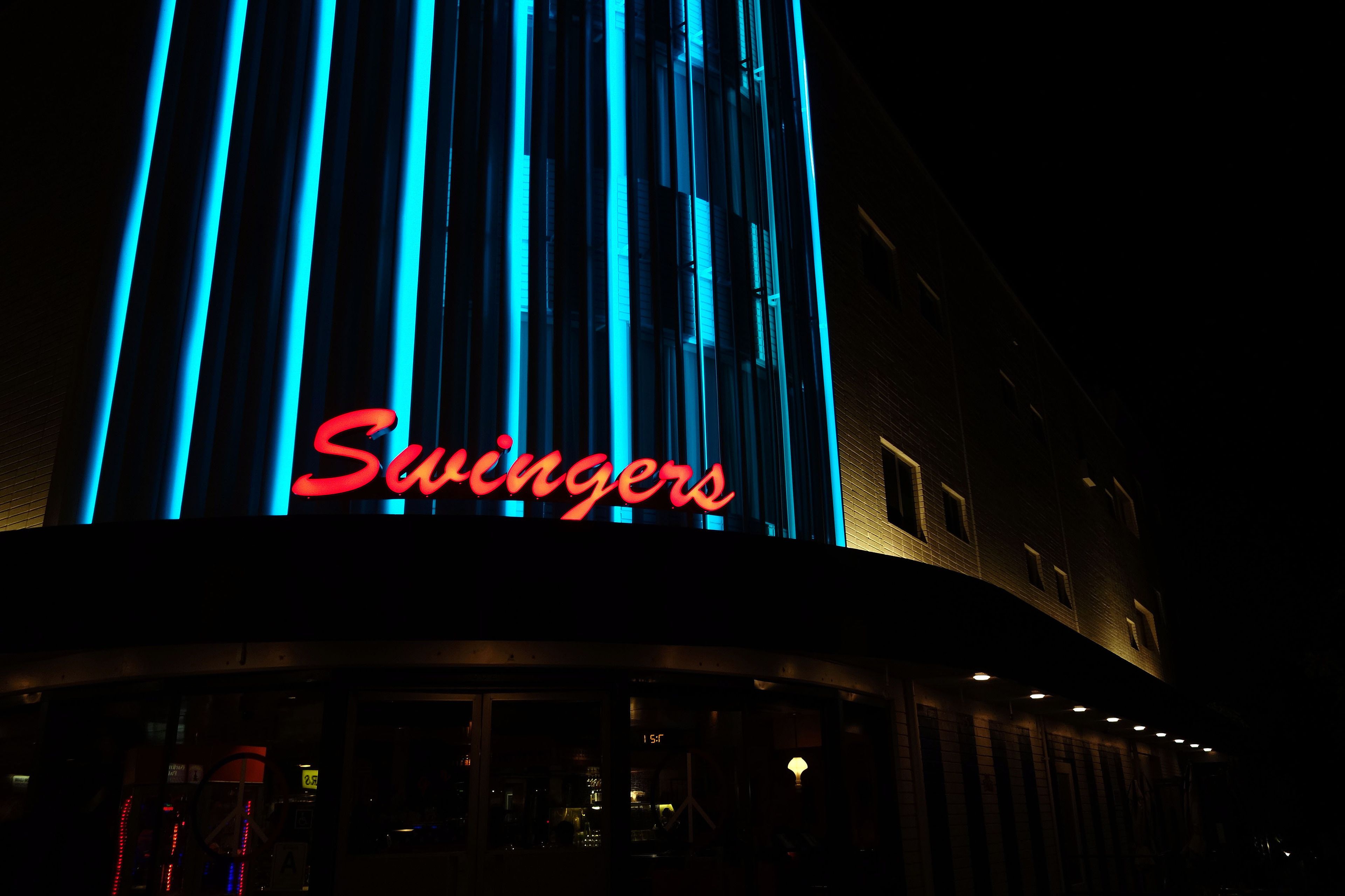 供应早餐、午餐和晚餐