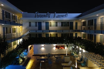 Courtyard at Beverly Laurel Hotel at West Hollywood