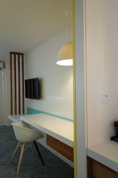 Standard Double Room, 2 Double Beds | Living area | 40-inch flat-screen TV with satellite channels, TV, iPod dock at Beverly Laurel Hotel at West Hollywood