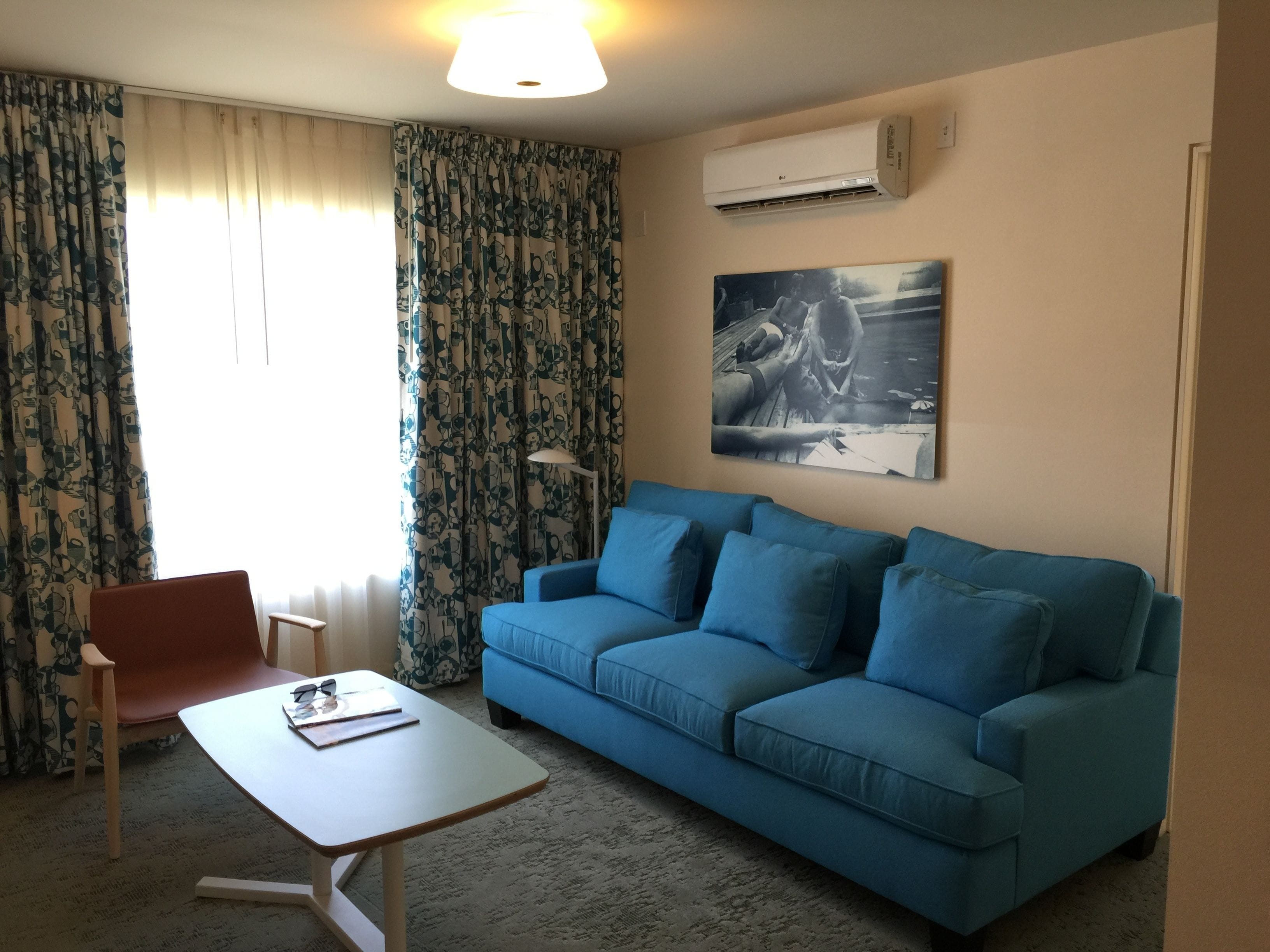 40-inch flat-screen tv with satellite channels, tv, ipod dock