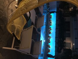 室外游泳池，池畔遮阳伞，日光浴躺椅