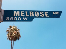 Wegwijzer voor Melrose Avenue bij 8500 West.