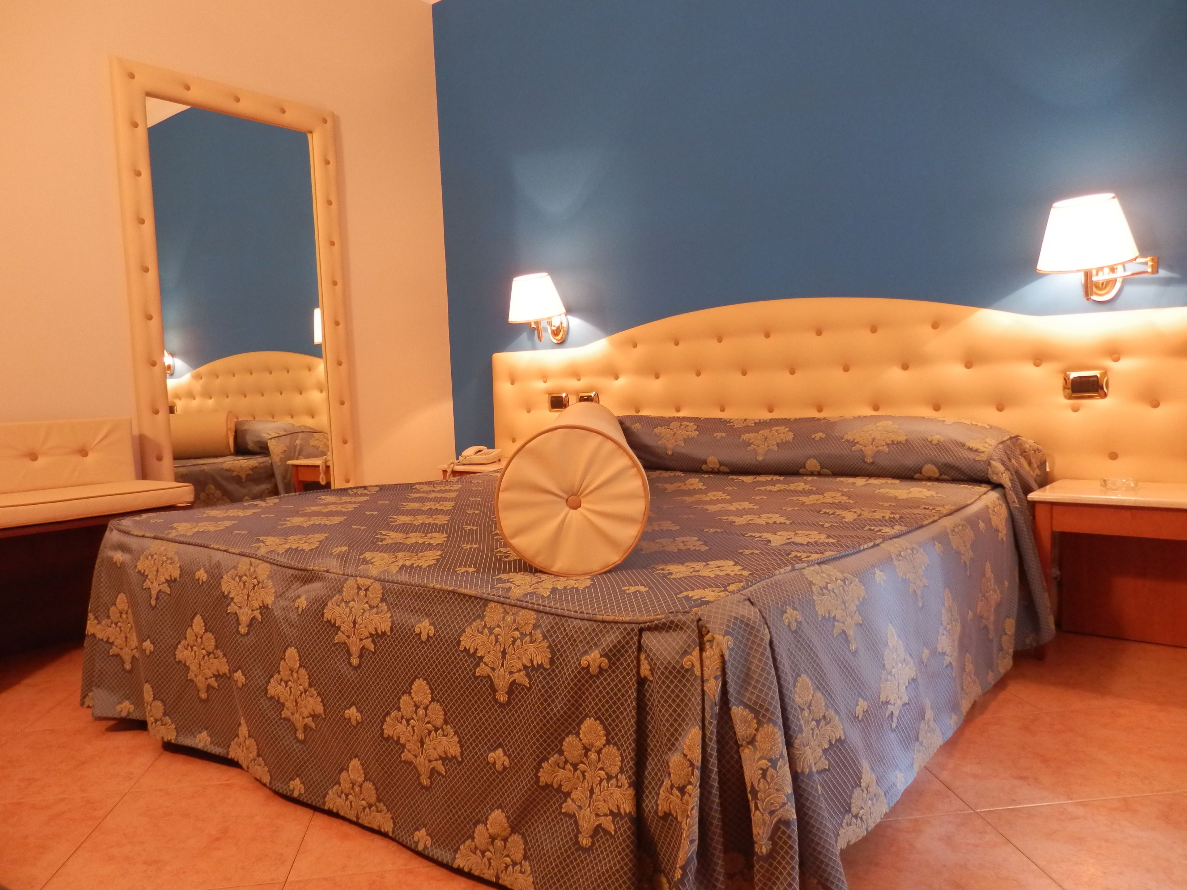 double room | minibar, in-room safe, desk, soundproofing