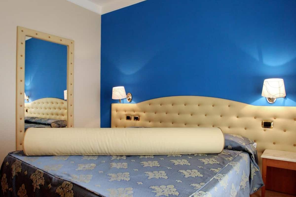 triple room | minibar, in-room safe, desk, soundproofing