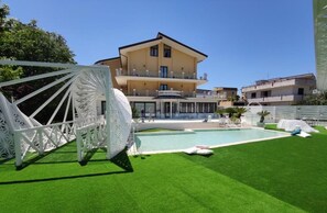Una piscina al aire libre