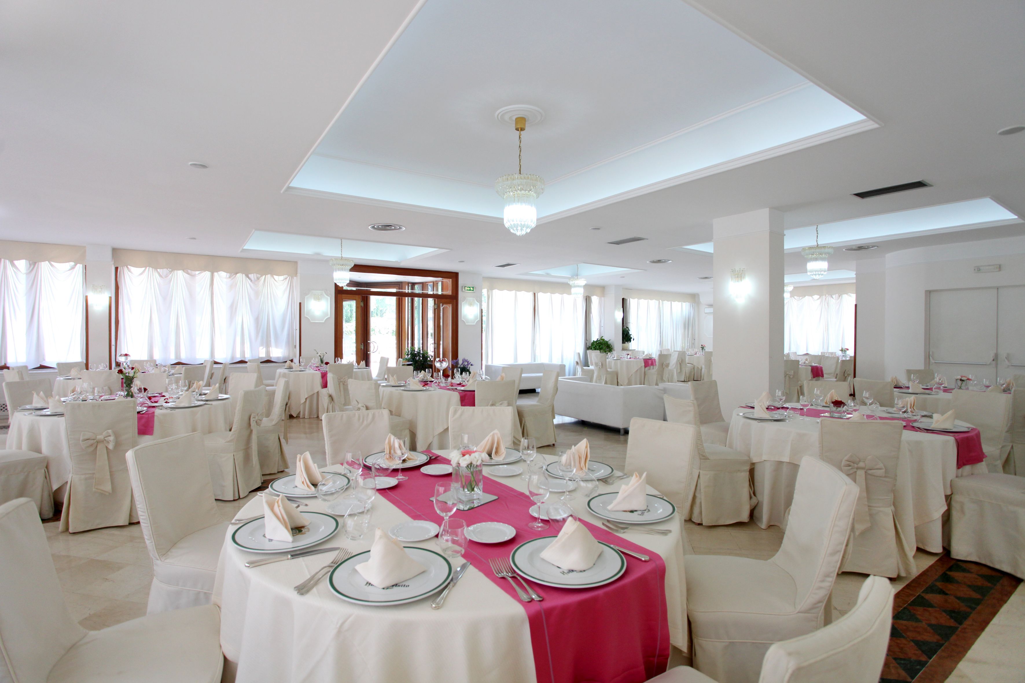 Breakfast, lunch, dinner served; Italian cuisine, pool views 