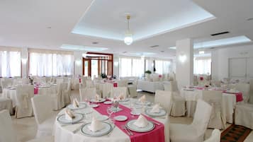 Petit déjeuner, déjeuner et dßner servis sur place, vue sur la piscine