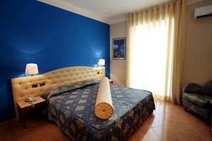 Minibar, caja de seguridad en la habitación y escritorio 