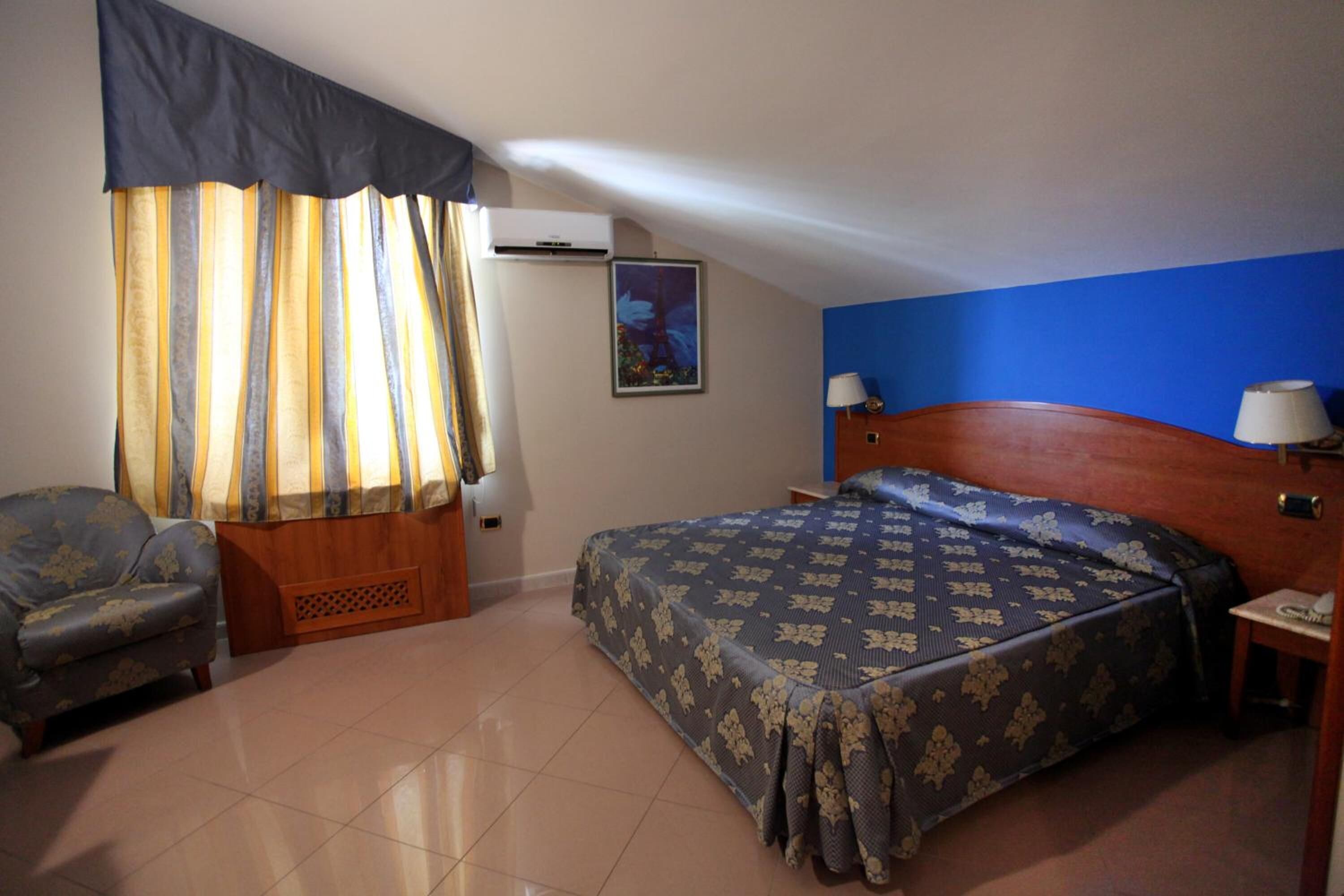 Habitación familiar | Minibar, caja fuerte, escritorio y sistema de insonorización