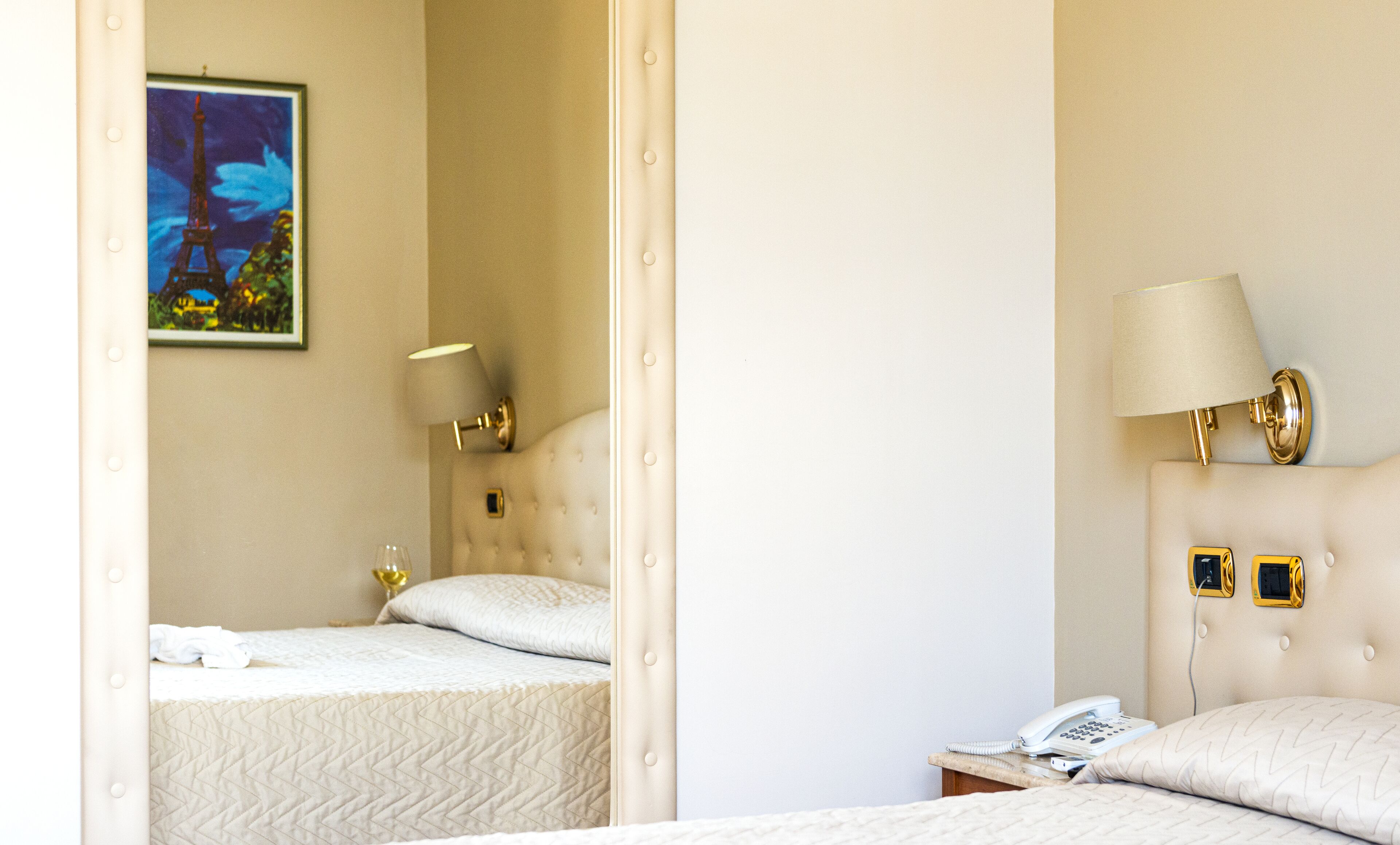 Minibar, caja fuerte, escritorio y sistema de insonorización