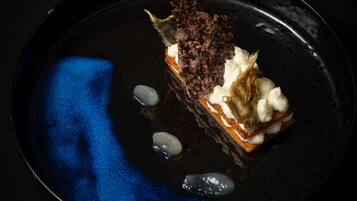 Een dessert op een zwart bord met een blauw patroon.