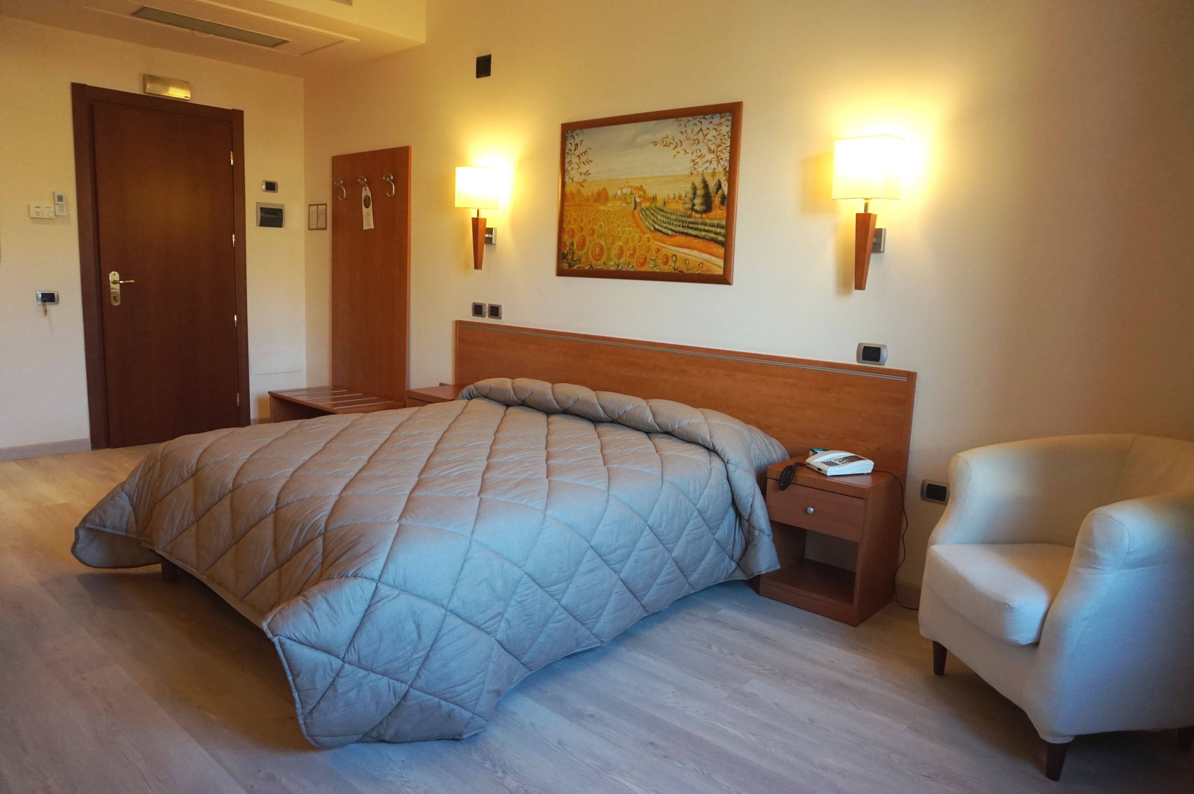 Minibar, coffres-forts dans les chambres, bureau, rideaux occultants