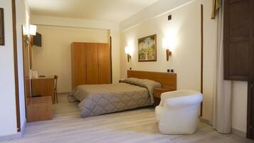 Minibar, Zimmersafe, Schreibtisch, VerdunkelungsvorhÀnge